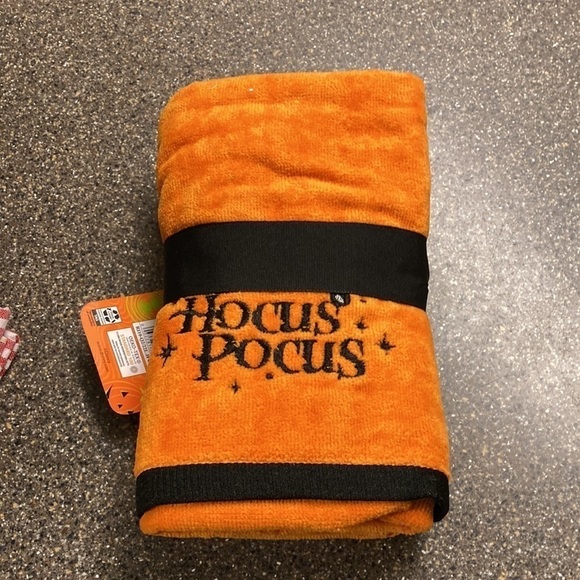 NWT! DISNEY "IT'S JUST A BUNCH OF HOCUS POCUS " HAND TOWELS SET OF 2 - Picture 5 of 6